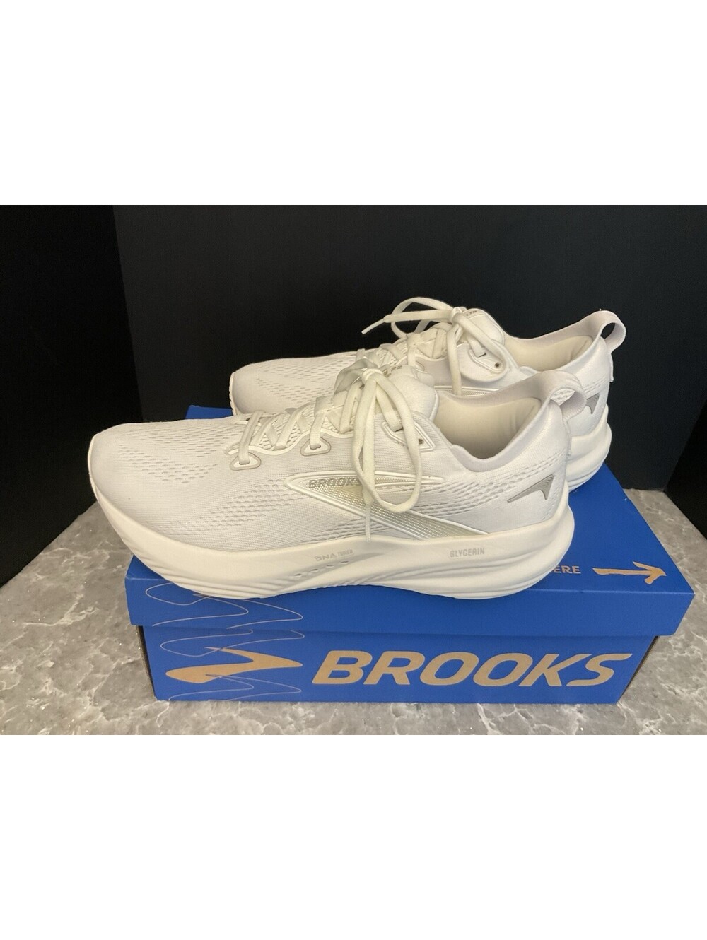 Womens Brooks Glycerin 22 White/White/Grey Athletic Shoes. Size 11B. Nice Shoes!